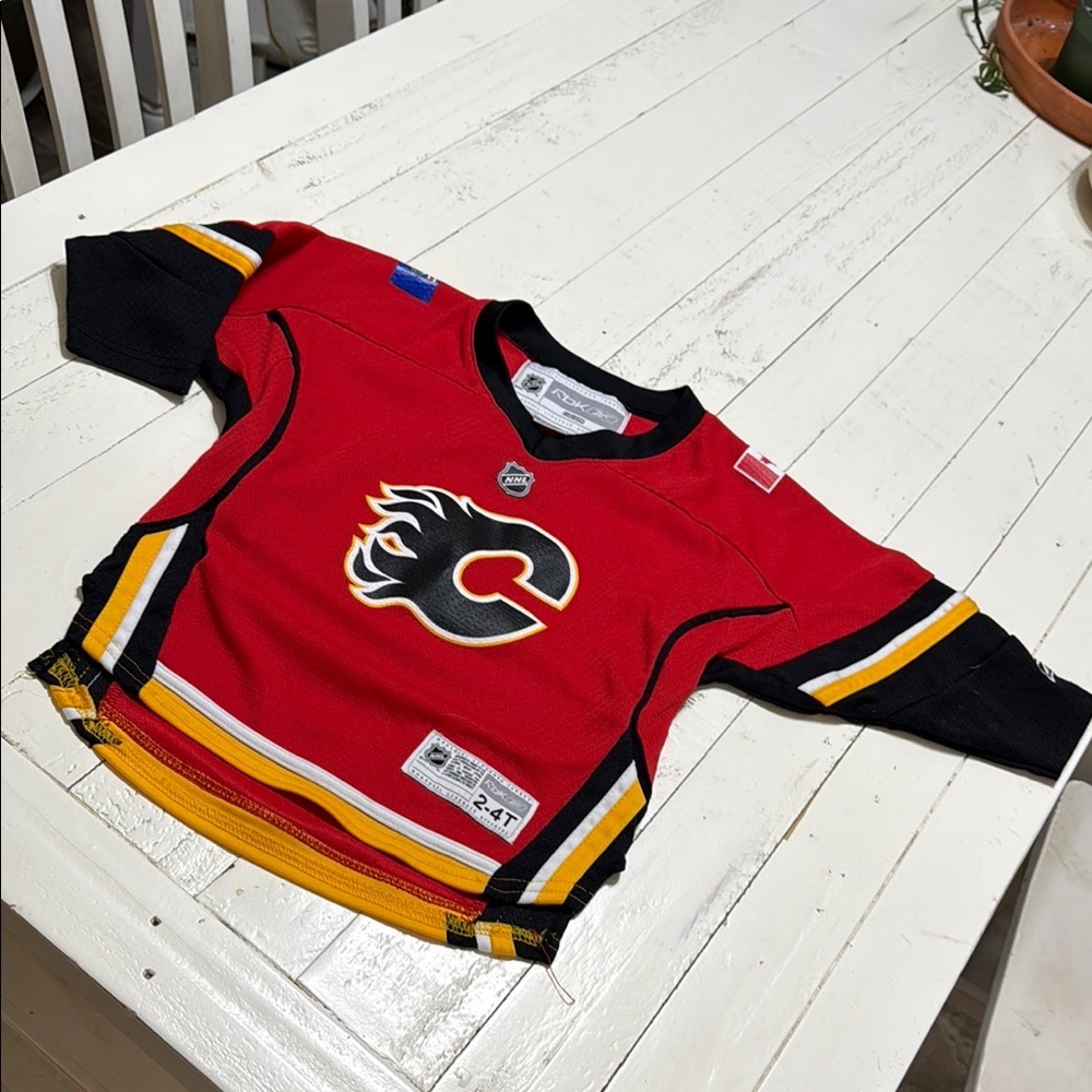 🍄 2-4T Calgary Flames CCM  RBK Red kids Hockey Jersey like new